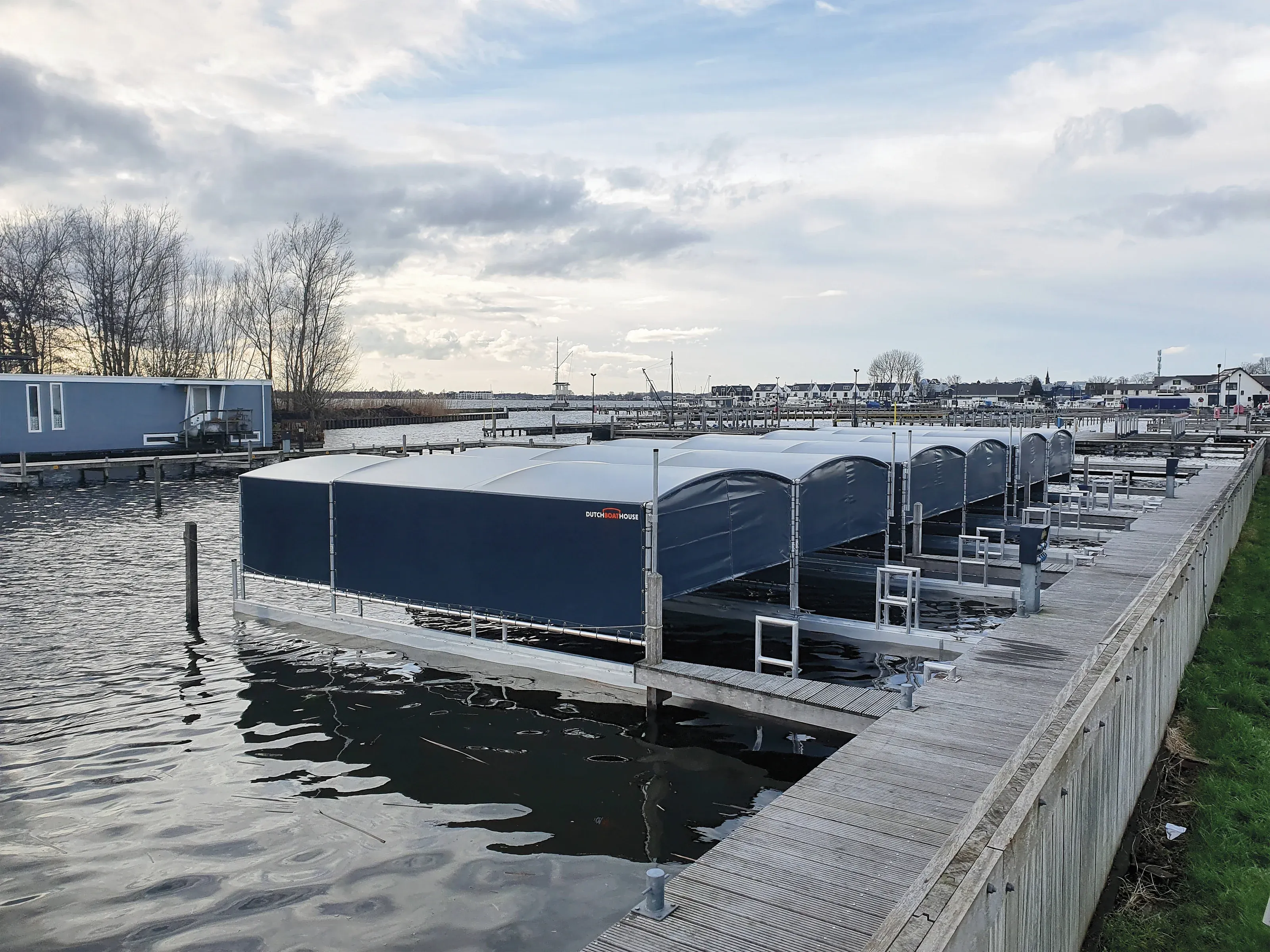 Rij bootoverkappingen van DutchBoatHouse aan een steiger in Loosdrecht
