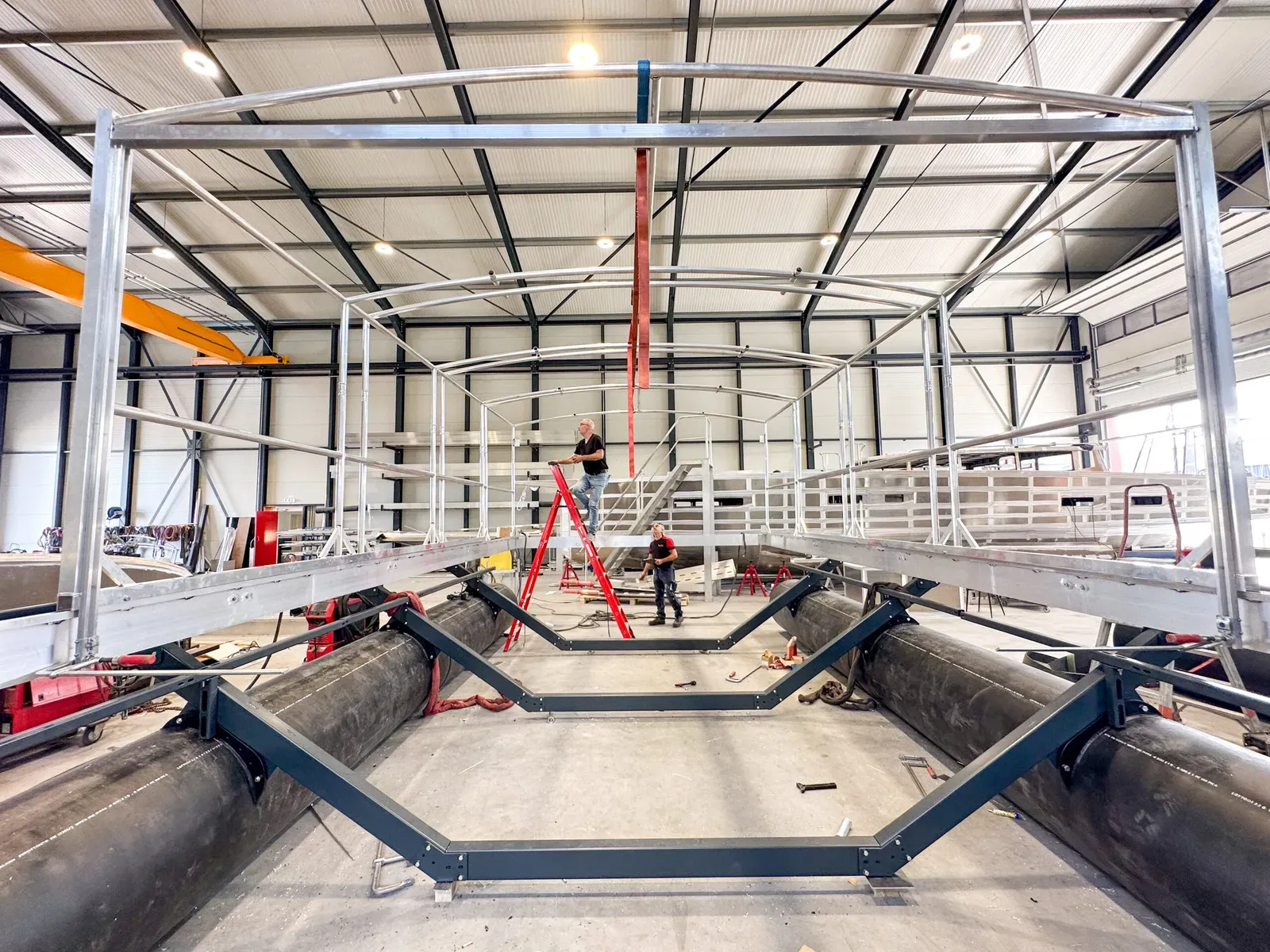 Aluminium constructie met drijvers van een boothuis in de werkplaats