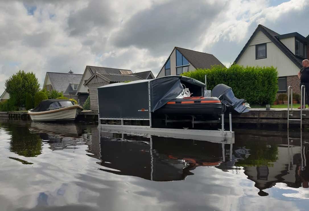 Botenlift met boot omhoog | DutchBoatHouse