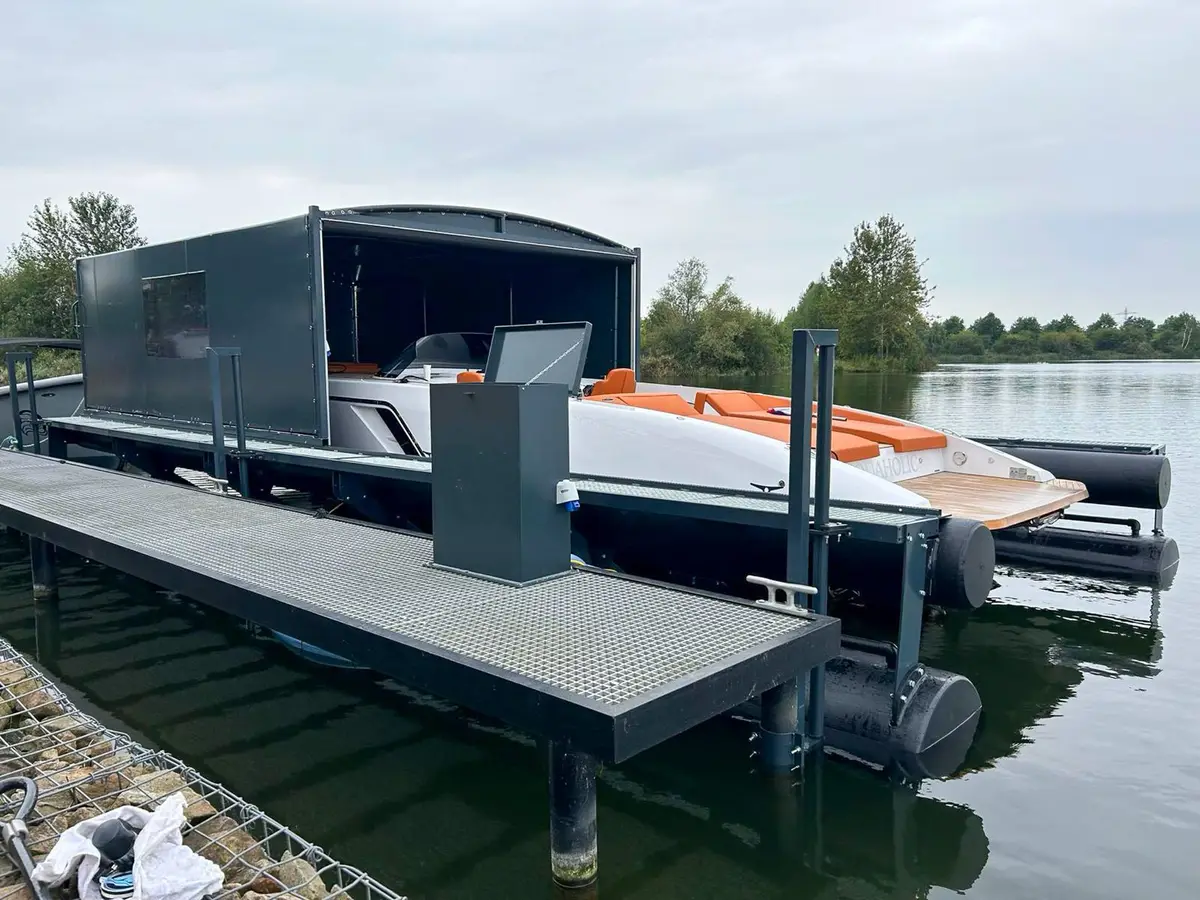 Bootlift, project Drijvende bootlift in Cuijk voor een jacht van 5.000 kg