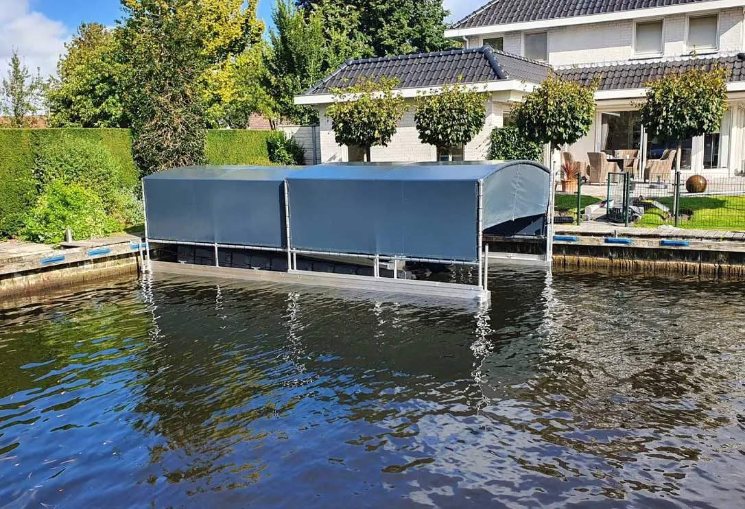 Bootlift, project Bootoverkapping Drijf-Drijf met drijvende bootlift in Lemmer – foto 1