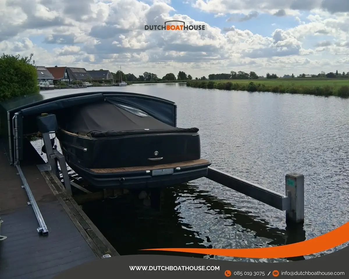 Bootoverkapping met Wal-Wal systeem over een boot aan de steiger in Wergea