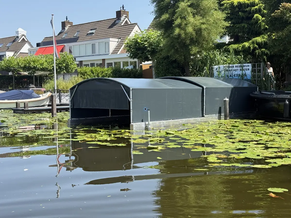 Bootoverkapping Drijf-Drijf met vingerpier in Reeuwijk
