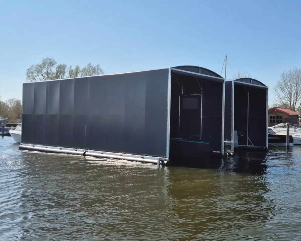 Bootoverkapping, project 2 drijvende boothuizen in Biddinghuizen – 10 en 12 meter lang