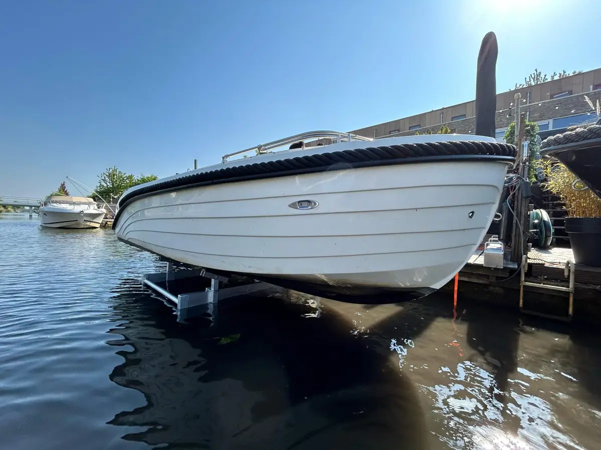 Bootlift, project Elektrische bootlift in Almere – 750 kg hefvermogen