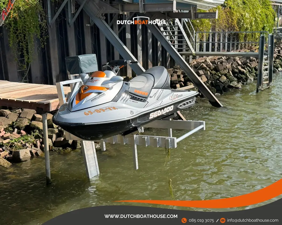 Jetski op een kadelift aan de oever in Sliedrecht
